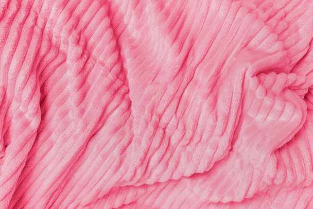 Μαλακό fleece ρίξει ύφασμα με γραμμές σε μοντέρνο χρώμα του έτους 2023 Viva Magenta. Υφή για ζεστό φόντο το χειμώνα - Φωτογραφία, εικόνα