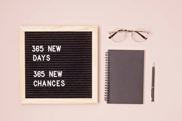 365 nowych dni, 365 nowych szans. Tablica z motywacyjnym cytatem na różowym tle. Uchwały noworoczne i wyznaczanie celów, samodoskonalenie i koncepcja rozwoju. - Zdjęcie, obraz