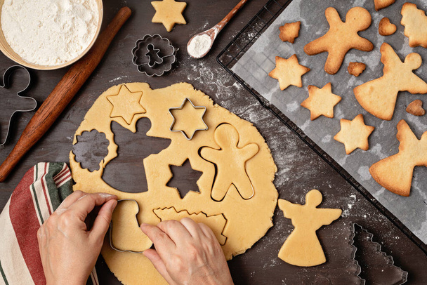 Processo di cottura dei biscotti di Natale. Tagliare buiscuit con tagliabiscotti. dolcetti fatti in casa, fai da te idea dessert festivo - Foto, immagini