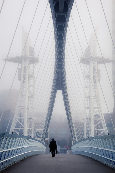 Hombre caminando en el puente - Foto, imagen