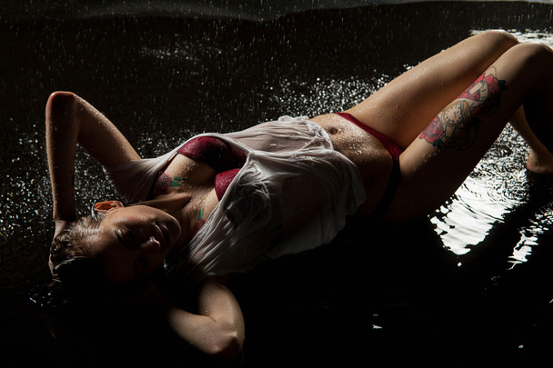 Portrait of a girl in wet shirt - Photo, Image
