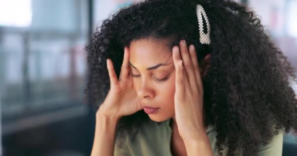 Wypalenie, ból głowy i masaż stresowy czarnej kobiety pracującej w biurze ze zmęczeniem od terminu. Przytłoczona, śpiąca i wyczerpana dziewczyna biznesu w miejscu pracy myśląca o problemie nadgodzin - Materiał filmowy, wideo