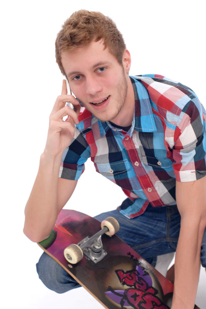 Skater chico hablando por teléfono
 - Foto, imagen