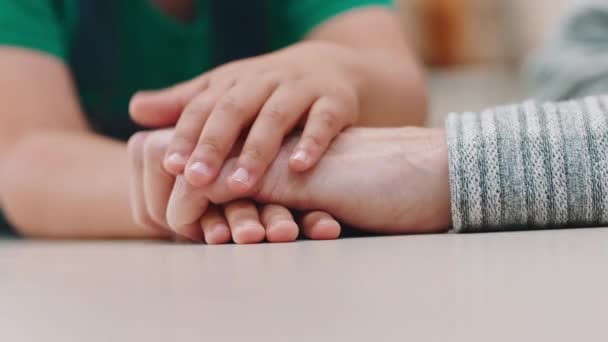 Mains, soutien et confiance avec la mère et l'enfant, confort et amour avec engagement et solidarité ensemble. Se tenir la main, espérer et aider avec le lien et le lien entre le parent et l'enfant, la famille et les soins. - Séquence, vidéo
