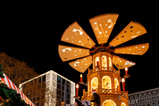 Прекрасна традиційна площа Німецького Різдвяного ринку в Магдебурзькому центрі міста Німеччини з різдвяною пірамідою багато карусель, дерев'яних вогнів і прикрас. Різдво і новий рік.. - Фото, зображення