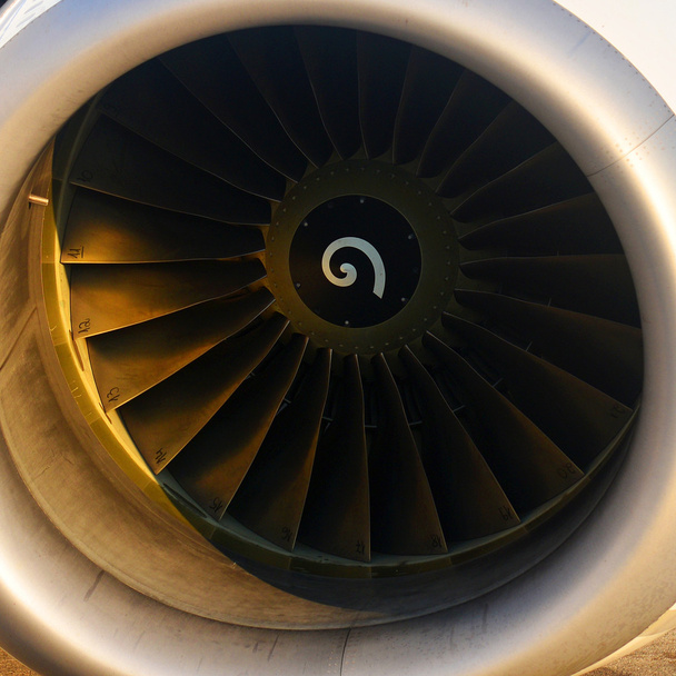 moderne turbine op een vliegtuig - Foto, afbeelding