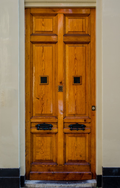 厚い黒ノッカー付き木製ドア - 写真・画像