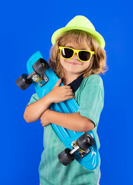 Elegante bambino con skateboard su sfondo isolato - Foto, immagini
