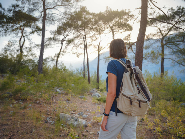 kobieta podróżnik spaceru przez góry szlaku Lycian Way w Turcji w pobliżu Antalya. koncepcja życia na świeżym powietrzu, samopoczucie fizyczne i psychiczne, detoks cyfrowy - Zdjęcie, obraz