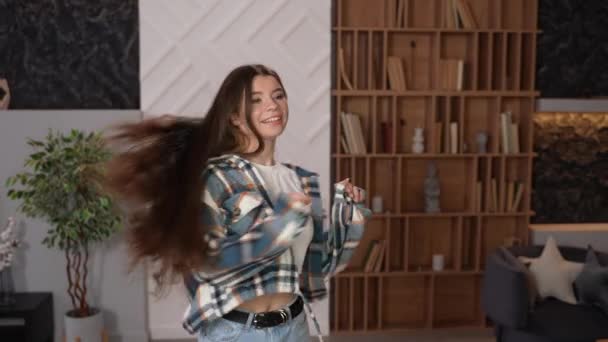 Teenager-Freunde nehmen Hip-Hop-Tänze mit der Handykamera auf. Mädchen drehen Videos für soziale Netzwerke. Junge Influencer drehen angesagten Tanz. 4k Hochwertiges Filmmaterial - Filmmaterial, Video
