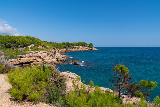 Costa rocosa con mar Mediterráneo azul l 'Ametlla del Mar Costa Dorada España al norte de Camping Náutico - Foto, Imagen