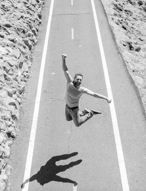 щасливий зрілий спортсмен стрибає на дорозі на відкритому повітрі, мотивація
. - Фото, зображення