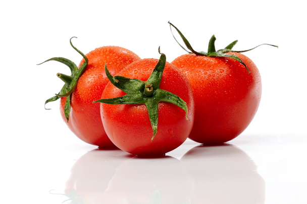 valkoisella pohjalla eristetyt tuoreet tomaatit - Valokuva, kuva