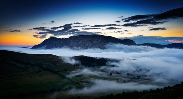 Hermoso paisaje de montaña en la mañana brumosa en Alba, Rumania
 - Foto, Imagen