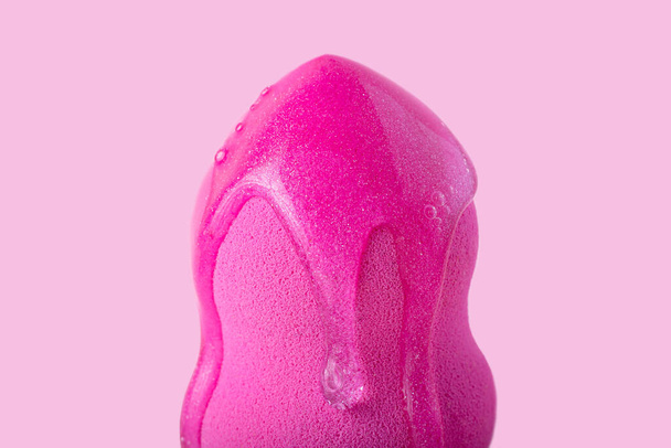 Κοντινό πλάνο φωτογραφία του μπλέντερ ομορφιάς με στάζει καλλυντικό τζελ σε it.Neutral ροζ φόντο. - Φωτογραφία, εικόνα