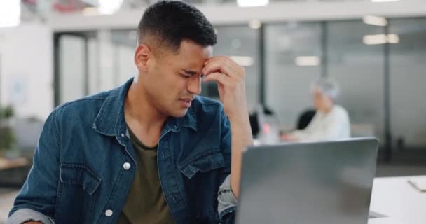 頭痛、ストレスやうつ病のビジネスマンは、燃え尽き、混乱や精神的な健康とラップトップで働いています。オフィスの悲しい、不満やマーケティングの従業員404コンピュータのグリッチ、税務監査のエラーや不安. - 映像、動画