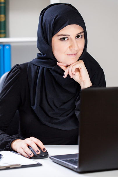 Arabic woman in the office - Фото, изображение