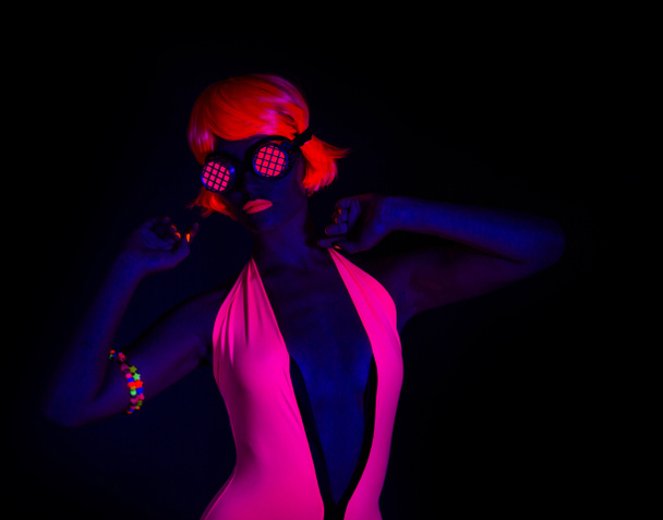 Seksi neon uv kızdırma dansçı - Fotoğraf, Görsel