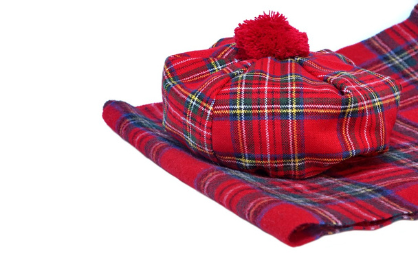 Παραδοσιακό σκωτσέζικο Tartan κόκκινο καπό και κασκόλ - Φωτογραφία, εικόνα