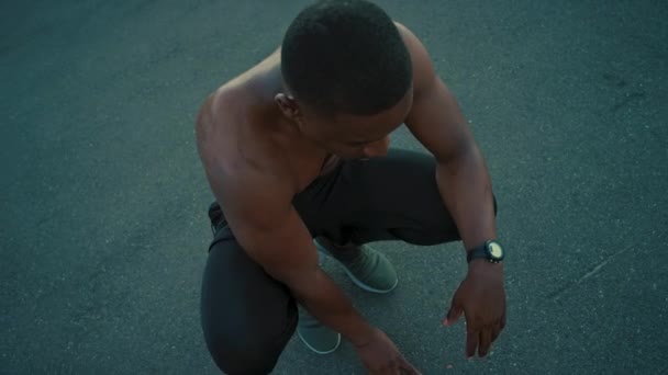 Fitness, dinlenme ve şehir sokaklarında yorgun siyah adam, Fas 'ta kardiyo eğitimi ve sağlık için koşma. Egzersiz, mola ve Afrikalı koşucunun açık hava egzersizi sırasında yolda nefes alması.. - Video, Çekim