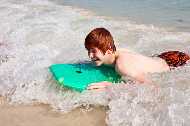 αγόρι έχει διασκέδαση σερφάροντας στα κύματα - Φωτογραφία, εικόνα
