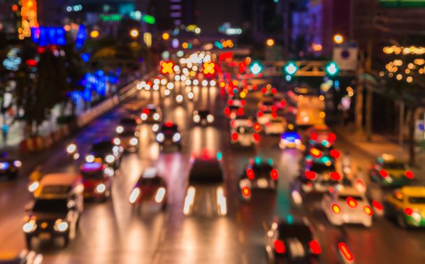 воздержание размытие bokeh вечерней пробки на дороге в городе
 - Фото, изображение