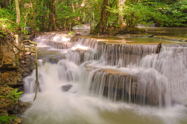 深い熱帯雨林のジャングルの滝 （huay mae カミン滝私は - 写真・画像
