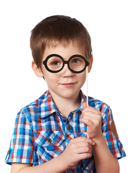 Pequeño chico inteligente con gafas máscara en palo aislado
 - Foto, imagen