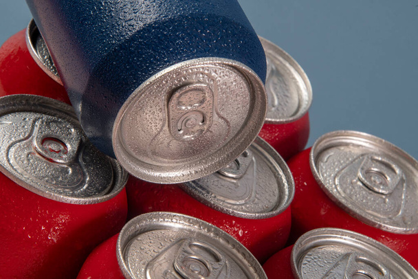 Grupo de latas de soda de aluminio, refrigeradas, congeladas y con gotas de agua - Foto, imagen