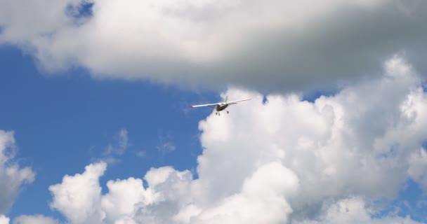 Klasik ışık pervaneli uçaklar beyaz bulutlu güneşli mavi gökyüzünde uçuyor. Yüksek kalite 4k görüntü - Video, Çekim