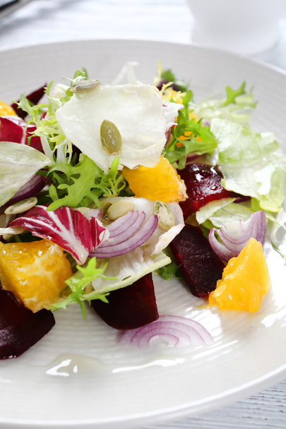 salad with slices of beets and oranges - Valokuva, kuva