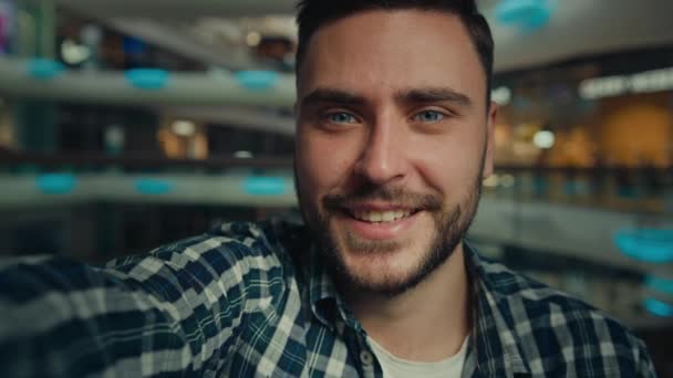 Trendy Blogger glücklich arabisch hispanischen Mann Rekord Lifestyle-Blog vlog in Einkaufszentrum Streaming-Video auf Selfie-Kamera verwenden Handy virtuelle App anrufen entfernte Talk-Informationen kommunizieren online - Filmmaterial, Video