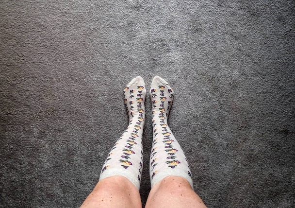 Široký úhel záběr nohou ženy s dlouhými koleny ponožky - Fotografie, Obrázek