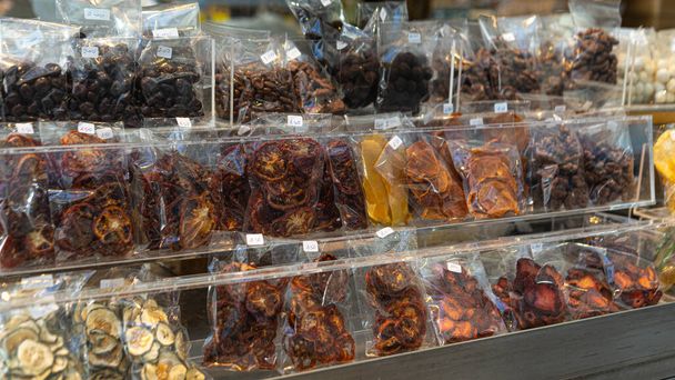Ποικιλία αποξηραμένων φρούτων - τομάτες, τυπικά πορτογαλικά προϊόντα που πωλούνται στην αγορά του Πόρτο - Φωτογραφία, εικόνα