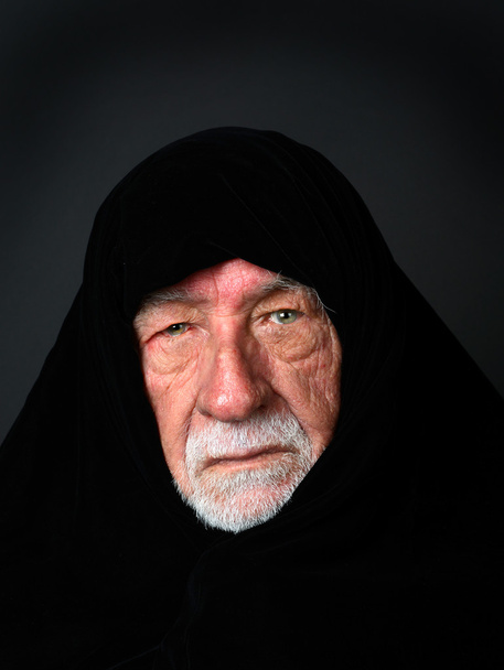 Sheik árabe mayor con una expresión sombría
 - Foto, imagen