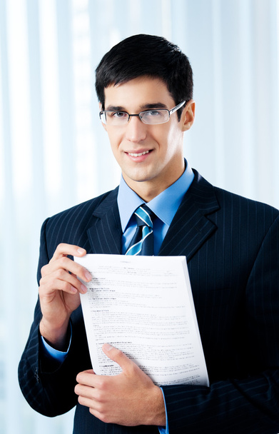 Feliz hombre de negocios sonriente mostrando documento o contrato, en offic
 - Foto, Imagen