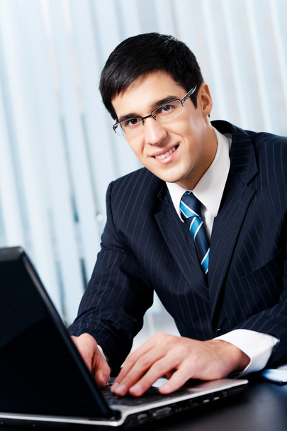 Successful happy smiling businessman working with laptop at offi - Foto, Bild