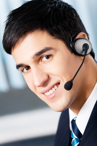 Support phone operator in headset at workplace - Zdjęcie, obraz
