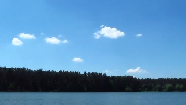 川、森、空の雲。風景です。時間の経過 - 映像、動画