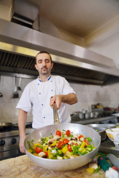 Chef haciendo ensalada - Foto, Imagen