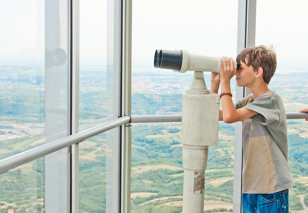 Garçon regardant à travers le télescope touristique
 - Photo, image