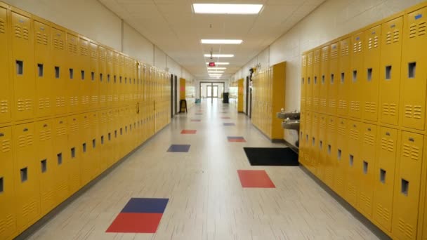 Желтые шкафчики в школьном коридоре - Кадры, видео