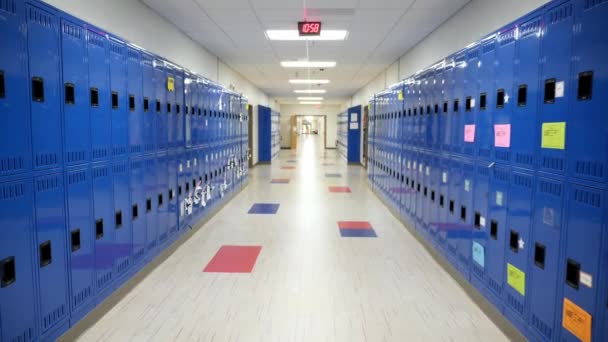 Голубые шкафчики в школьном коридоре - Кадры, видео