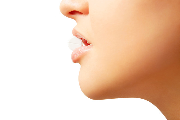 Vrouw met pil in haar lippen - Foto, afbeelding