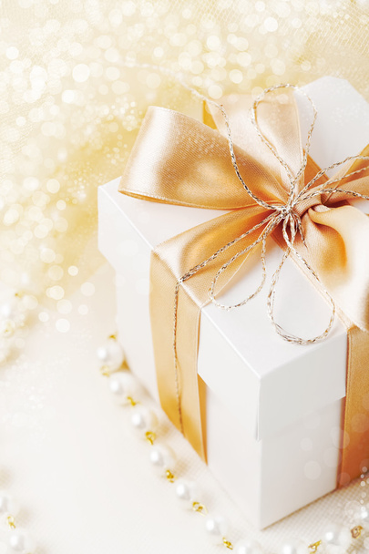 Caja de regalo con collar de perlas
 - Foto, Imagen