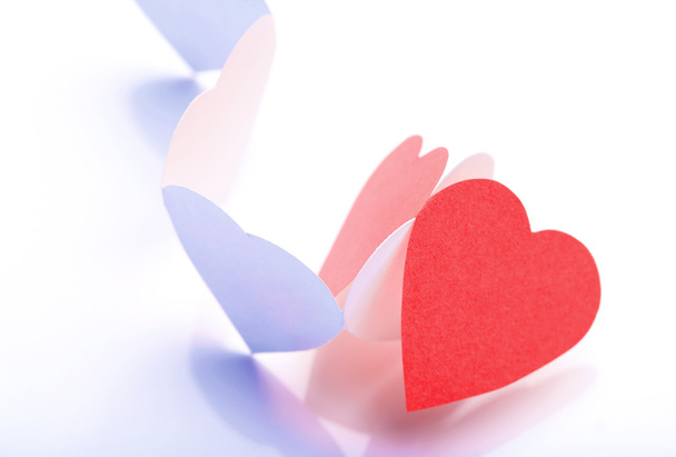 Білі паперові серця в ланцюжку
 - Фото, зображення