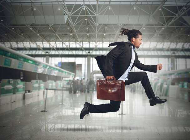 Geschäftsmann läuft in den Flughafen - Foto, Bild