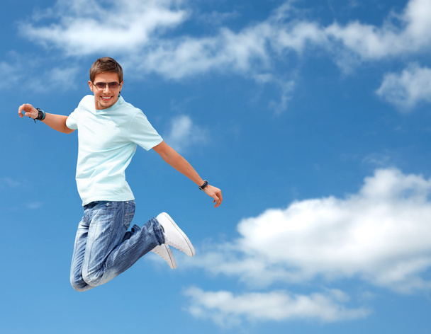 Homem pulando no fundo do céu
 - Foto, Imagem