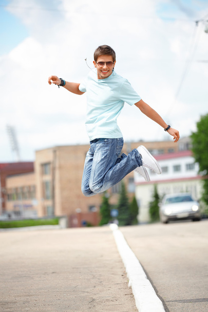 Homme sautant dans la rue de la ville
 - Photo, image