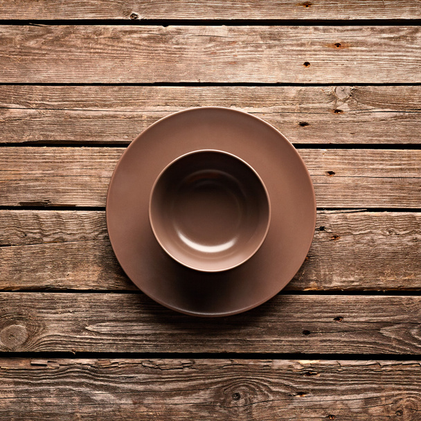Platos de cerámica vacíos
 - Foto, imagen